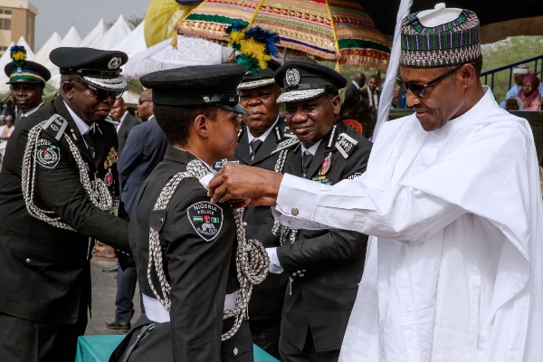 0_1545413173917_buhari decorates cade.jpg