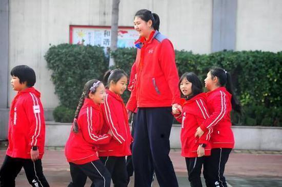 0_1545739005125_11-year-old Chinese girl stands 2.1 meters tall and growing.jpg